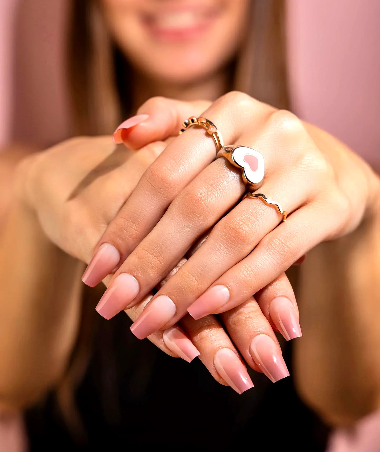 Elegant summer coffin nails with gradient pink effect and charming heart rings