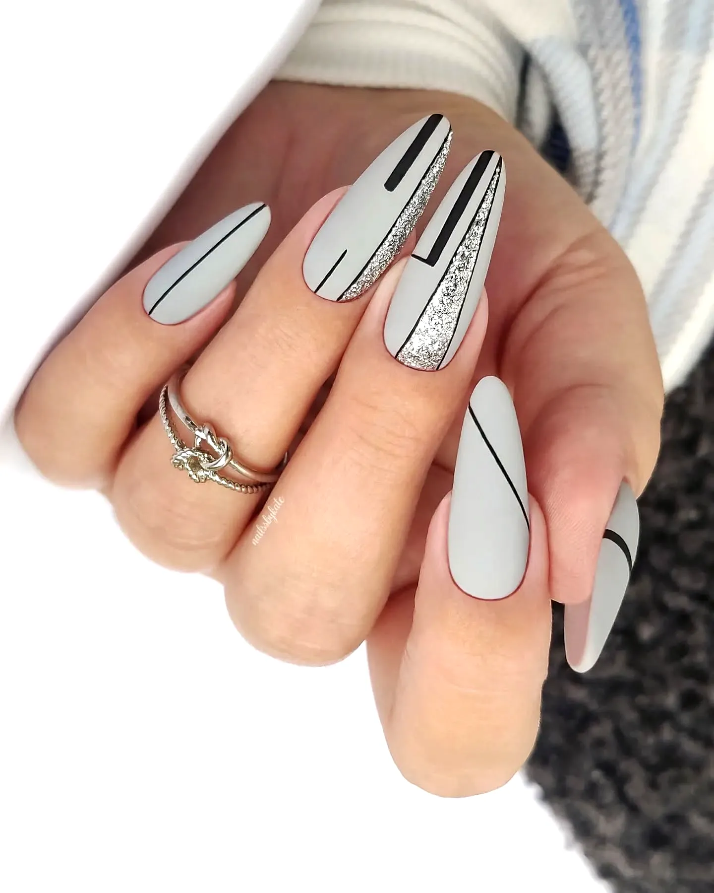 Trendy Coffin Gray Nails with Matte Finish and Geometric Design Accented by Black Lines and Glitter